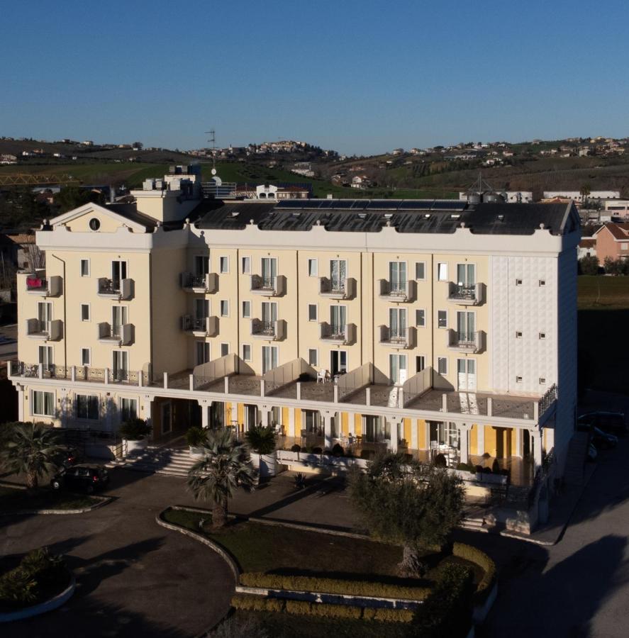 Hotel Concorde Sant'Egidio alla Vibrata Bagian luar foto